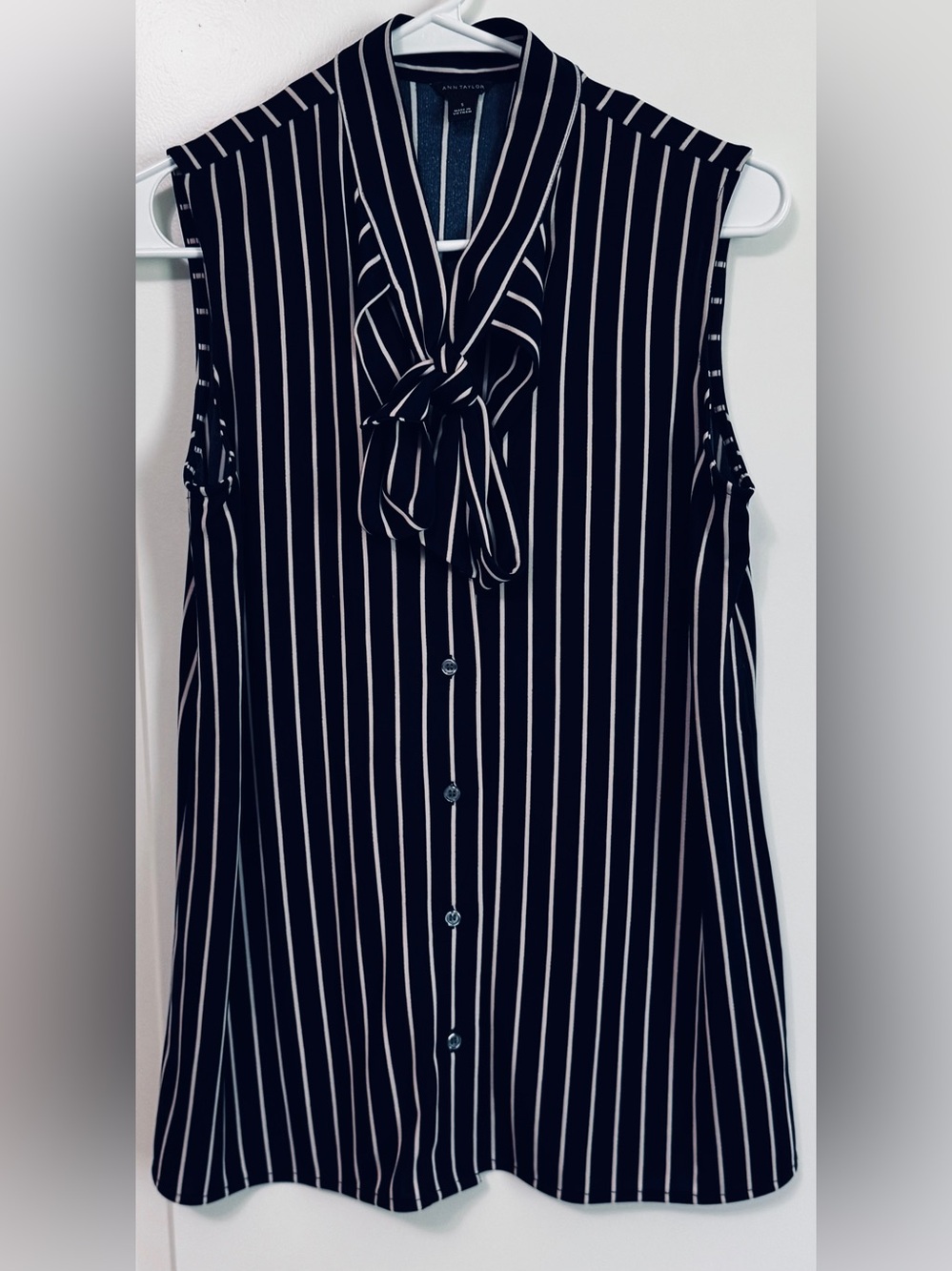 Ann Taylor Navy Stripe Tie Neck Sleeveless Blouse Bow Front Button Top S - Picture 3 of 11